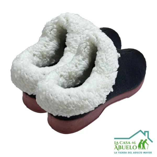 Pantuflas negras con peluche - Imagen 4